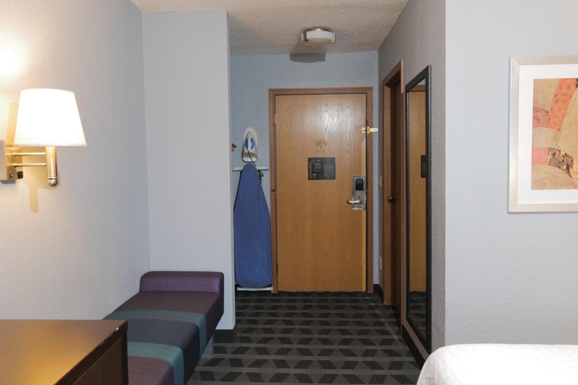 Baymont By Wyndham Flint Airport North Exterior foto