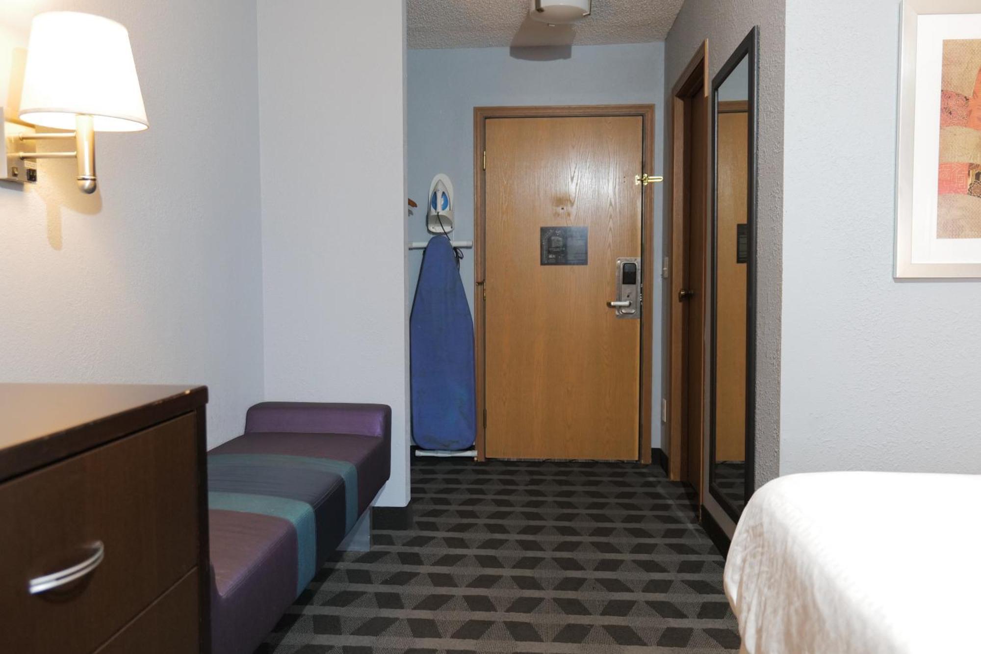 Baymont By Wyndham Flint Airport North Exterior foto